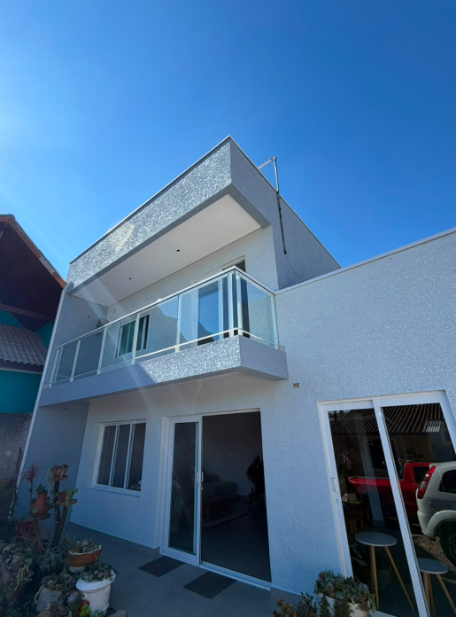 Residência com esquadrias e guarda-corpo em vidro